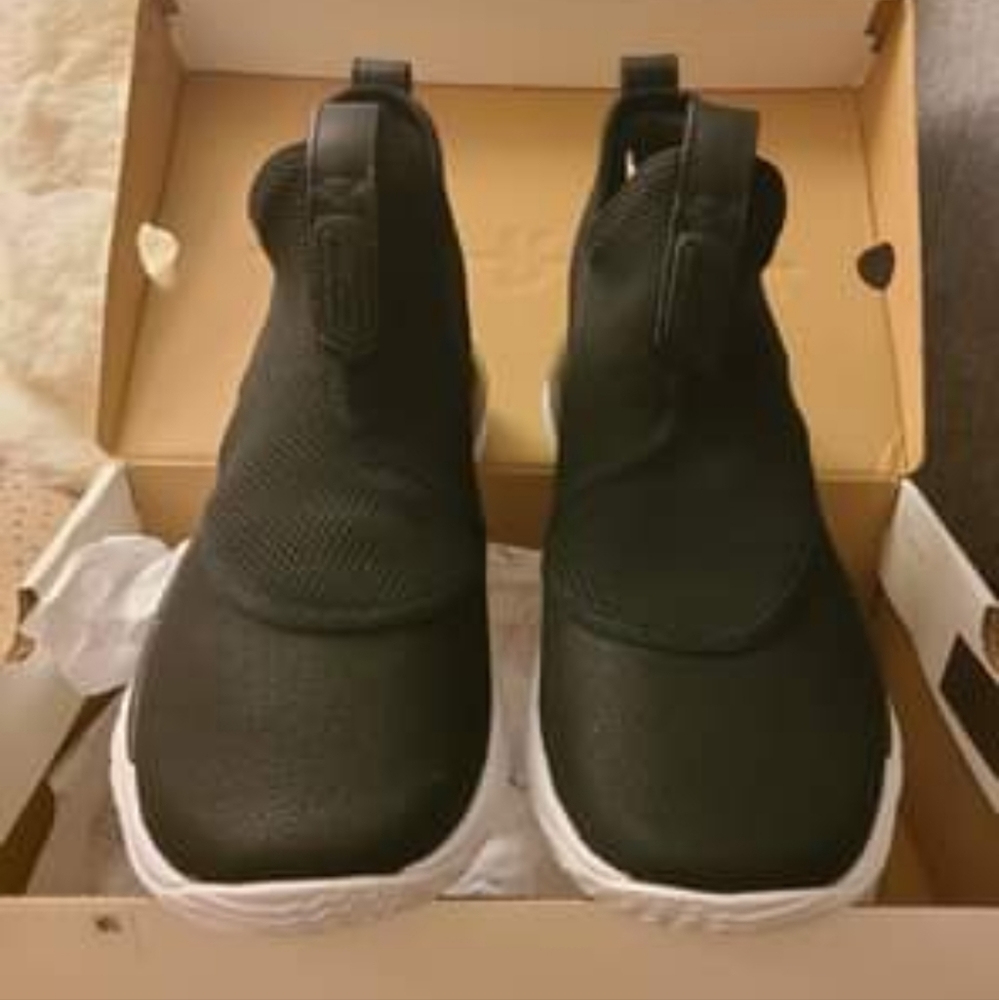 New in box Curry 7 Pi Day Shoes - Size 7.5 Mens